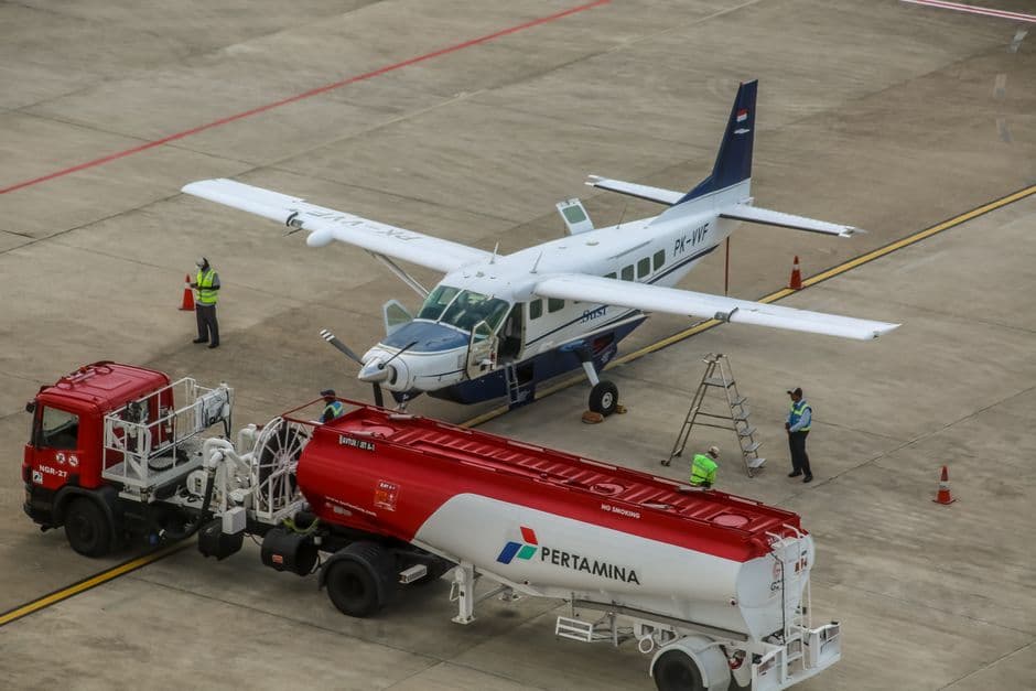 Una avioneta siendo repostada en la pista de un aeropuerto