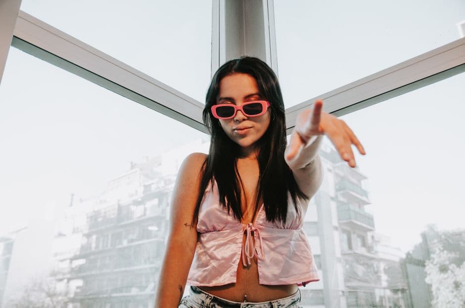 Una mujer con gafas de sol en un interior elegante