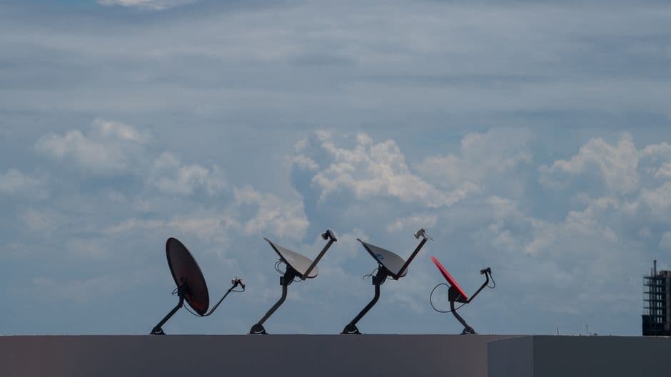 Platos de satélite instalados en el techo de un edificio
