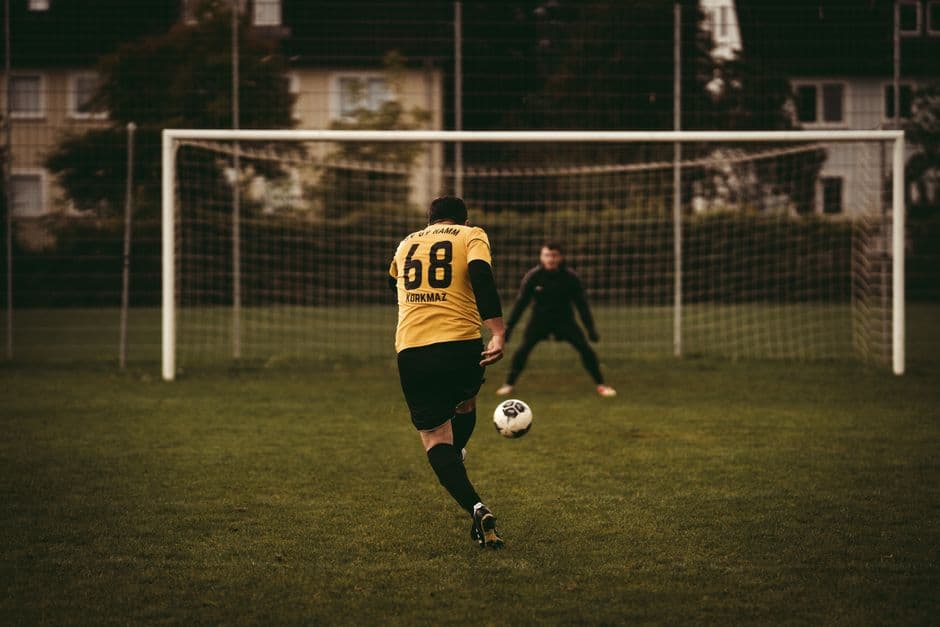 Un hombre con uniforme de fútbol jugando en la cancha