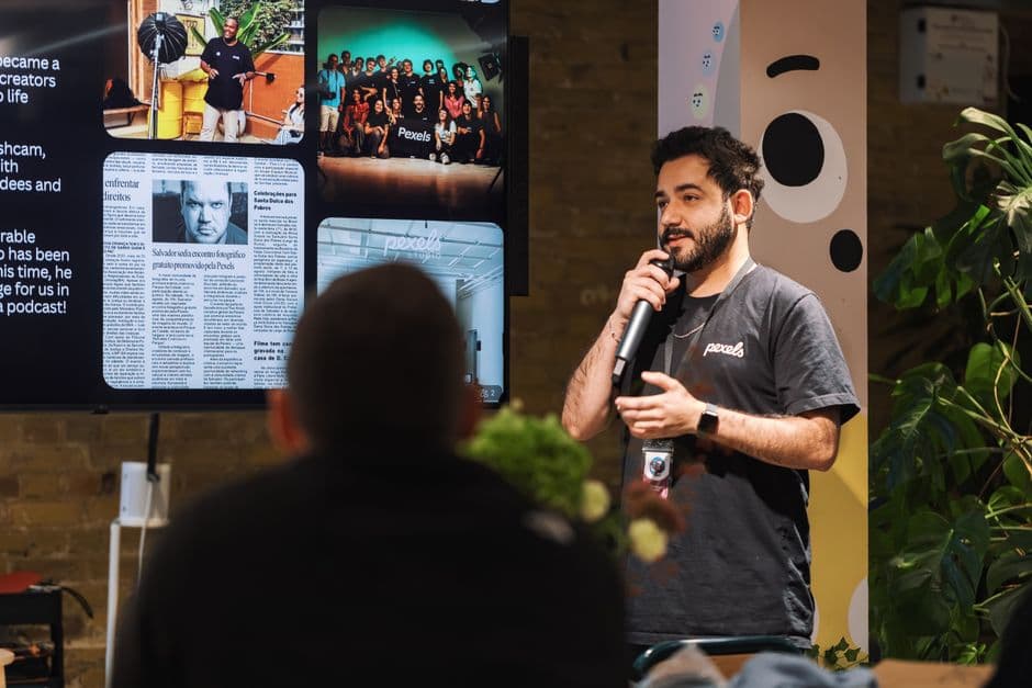 Un orador presentando en un evento cubierto ante audiencia