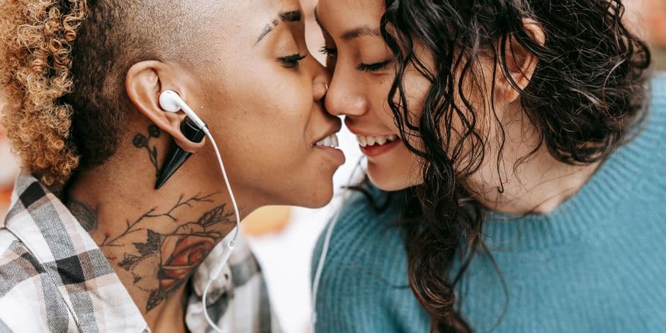 Dos mujeres se miran, rostros cerca, en la sala de chat de Lesbianas