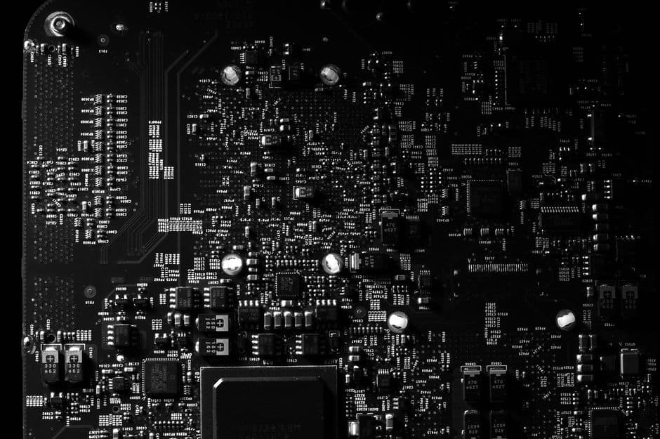 Placa base en blanco y negro, en la sala de chat de Tecnología