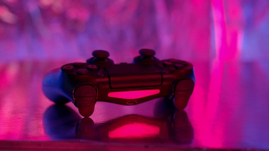 Mando de juego DualShock enfocado, en la sala de chat de Videojuegos