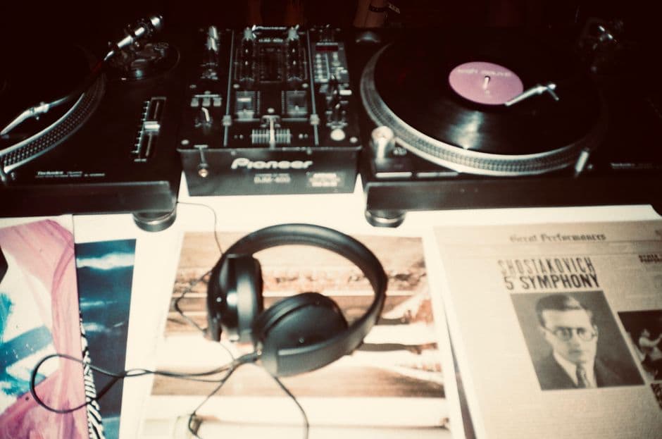Auriculares negros con cable, en la sala de chat de Música