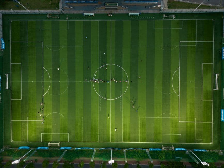 Jugadores de fútbol en un campo de juego, en la sala de chat de Fútbol
