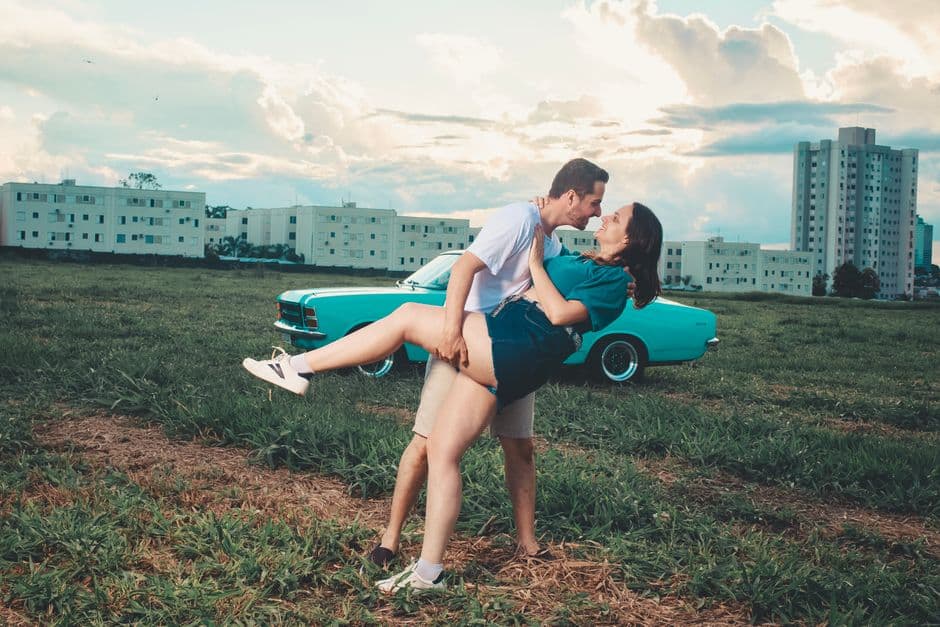 Pareja abrazándose al atardecer, en la sala de chat de Amor