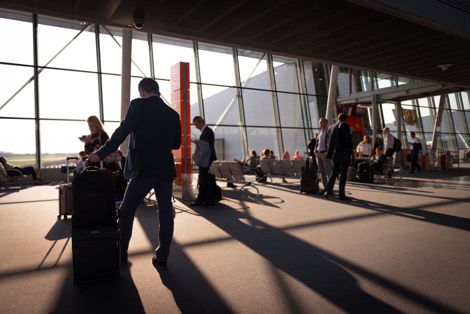 Gente ocupada con maletas en un aeropuerto, en el chat de Viajes