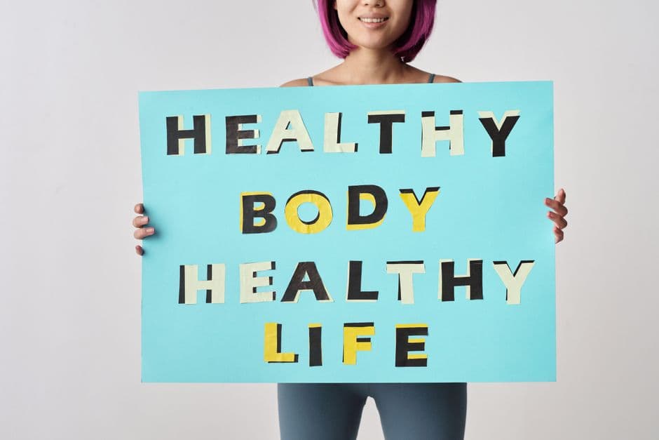 Persona sosteniendo un cartel azul con mensaje en la sala de chat de Salud