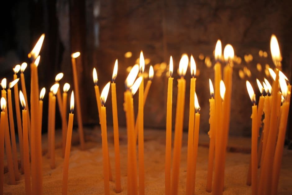 Veladoras encendidas en un ambiente de iglesia, en la sala de chat de Cristiano