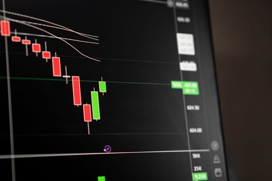 Gráfica de mercado con tendencia bajista, en la sala de chat de Economía