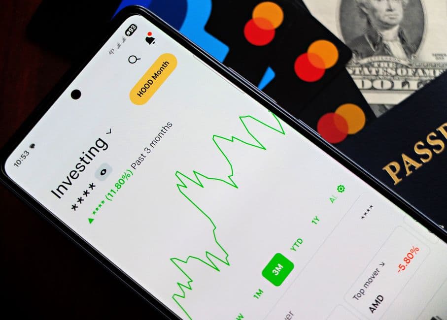 Pantalla de un teléfono móvil mostrando gráficos de crecimiento de inversiones en la sala de chat de Inversiones