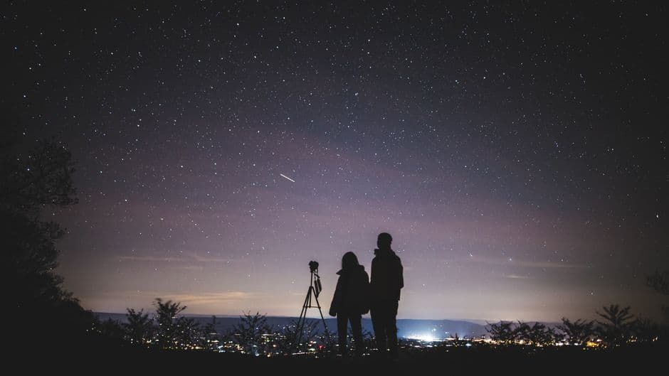 Dos personas contemplando el cielo estrellado en la sala de chat de Astronomía
