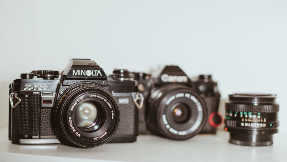 Cámaras y lentes analógicas antiguas en exhibición, en el chat de Fotografía