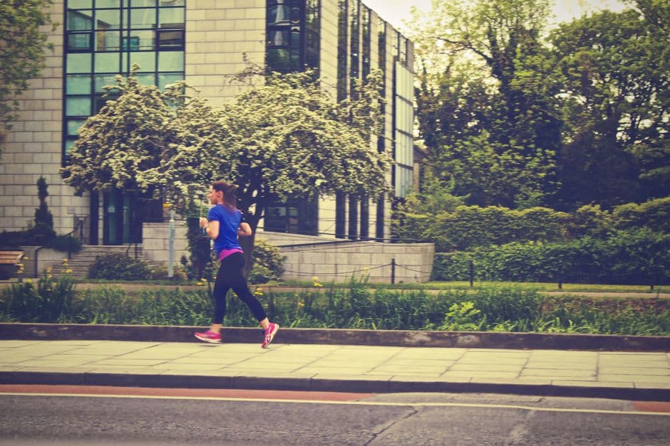 Una persona corriendo al aire libre, en la sala de chat de Running
