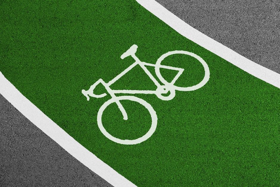 Hierba gris en un camino, en la sala de chat de Ciclismo
