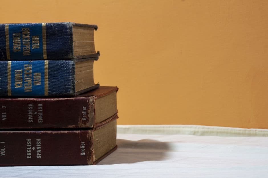 Pila de libros sobre aprendizaje de idiomas en la sala de chat de Idiomas