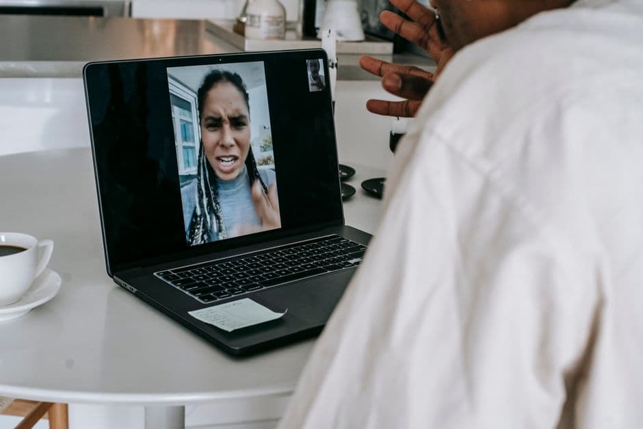 Hombre discutiendo con su novia por videollamada en la sala de chat de Chat gratis