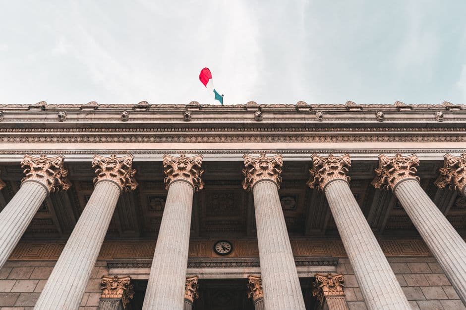 Edificio de gobierno con banderas en la sala de chat de Política