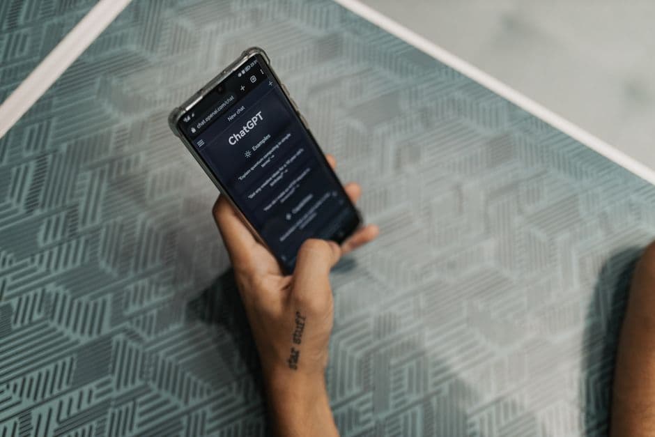 Persona utilizando aplicación de chat en un smartphone, en la sala de chat de Telegram