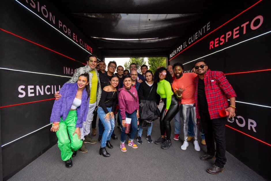 Amigos sonrientes con ropa colorida en la sala de chat de Latinchat