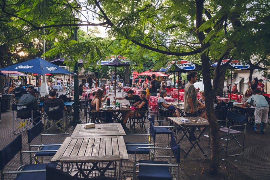 Gente disfrutando en un café al aire libre, en la sala de chat de Chats argentinos