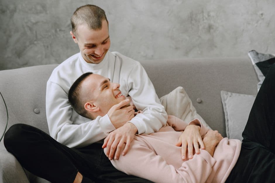 Dos hombres jóvenes sonriendo juntos en la sala de chat de Gay