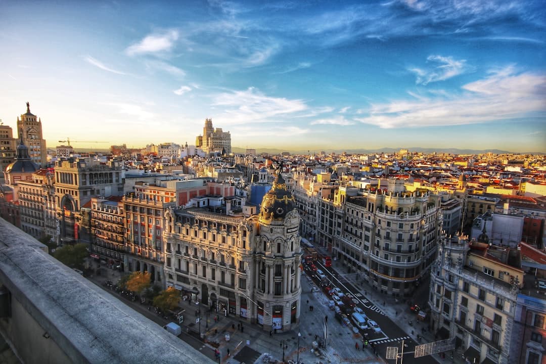Ciudad con edificios bajo cielo azul, en el chat de España