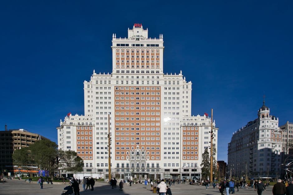 Hotel Riu Plaza España bajo un cielo azul, en el chat de Humanes de Madrid