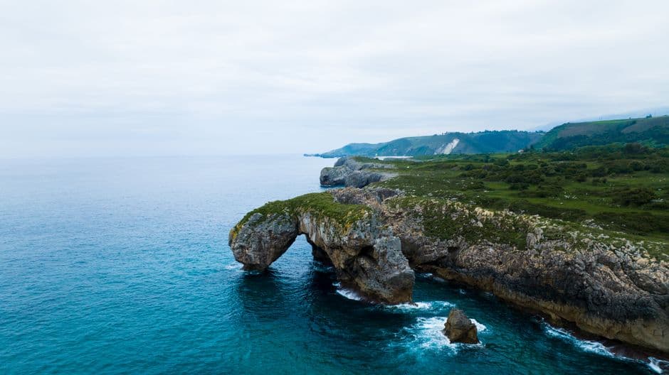 Acantilado prados verdes, mar azul y cielo claro, en la sala de chat de La Zubia