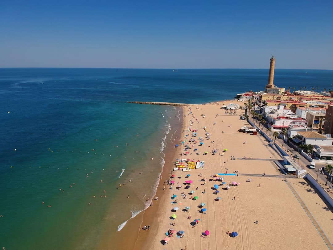 Gente disfrutando del sol en la playa, en la sala de chat de Chipiona