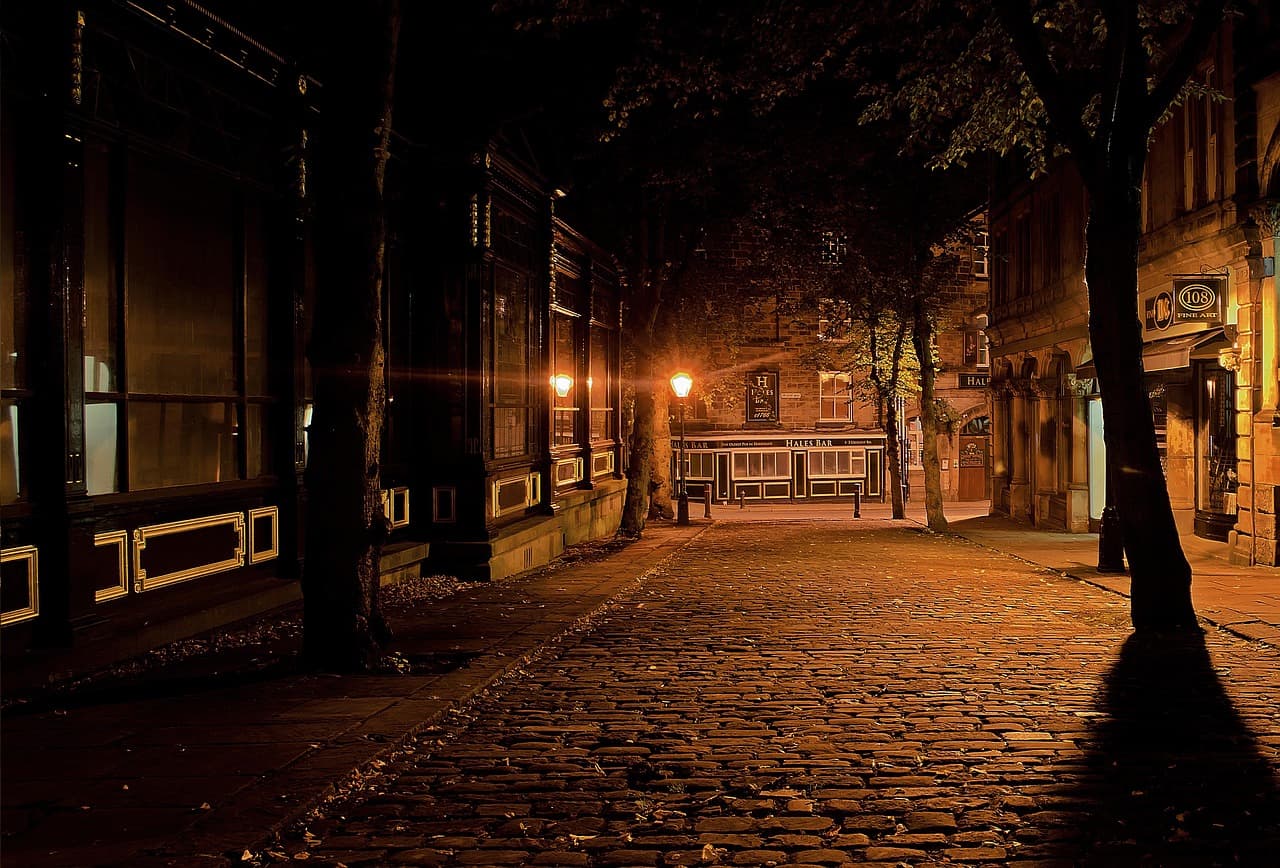 Callejón iluminado por faroles en una noche tranquila de ciudad española, en el chat de Tolosa