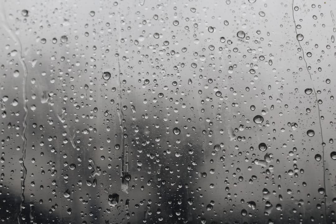 Gotas de lluvia sobre un cristal con edificios al fondo, en el chat de Rancagua