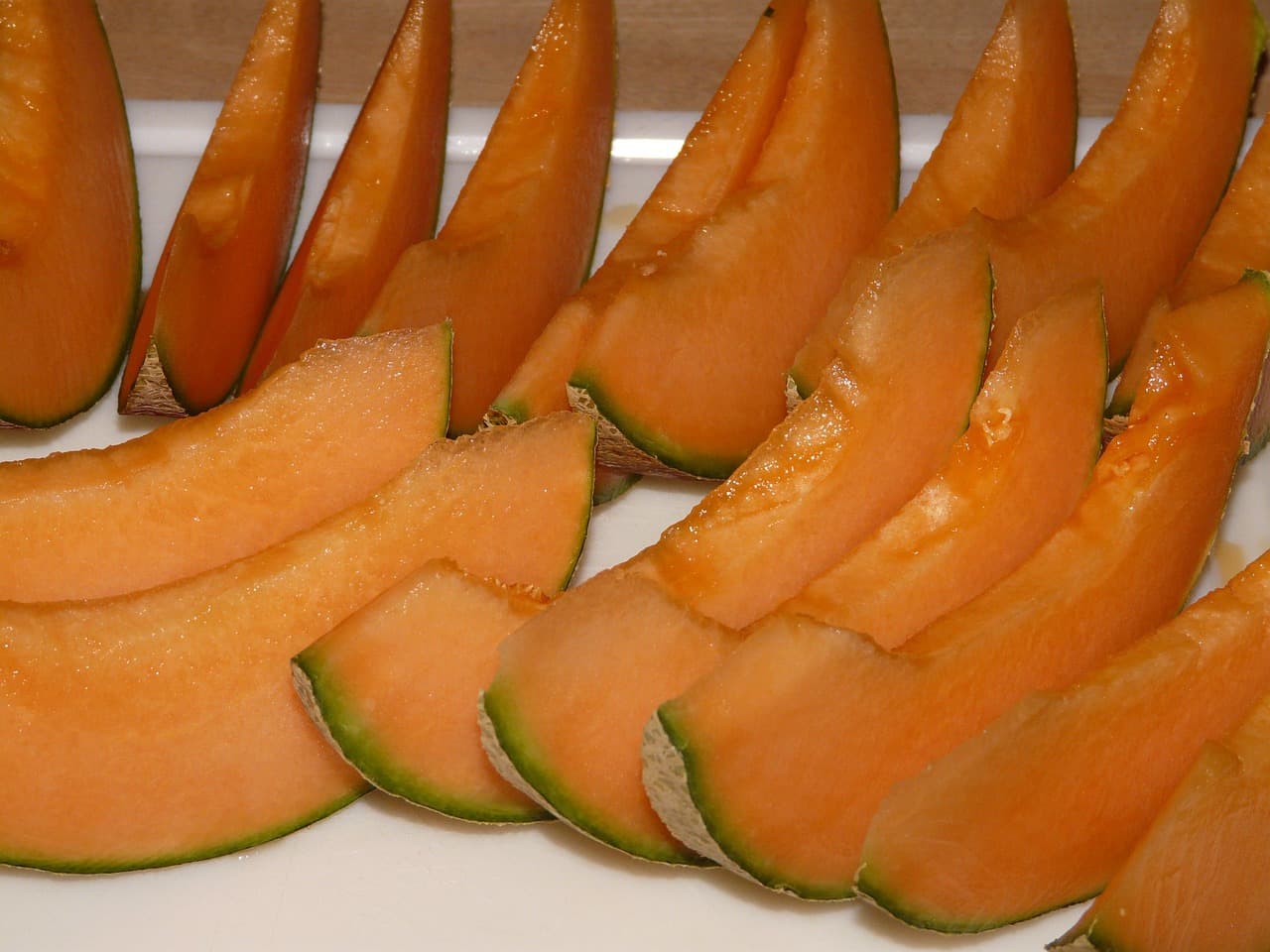Un melón de piel amarilla sobre una superficie, en el chat de Melo