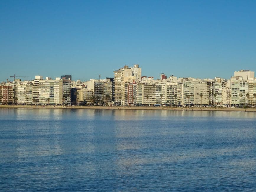 Vista del horizonte de Montevideo junto al agua, en el chat de Artigas