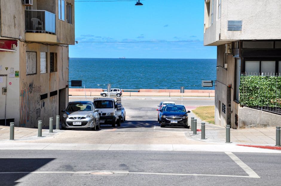Calle que dirige al frente marítimo de Montevideo, en la sala de chat de Durazno