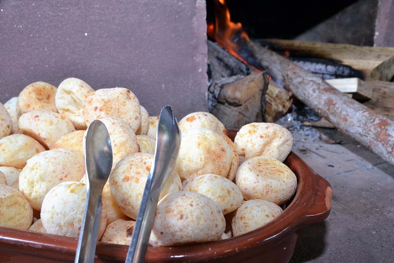 Pan de queso sobre una superficie, en el chat de Minas