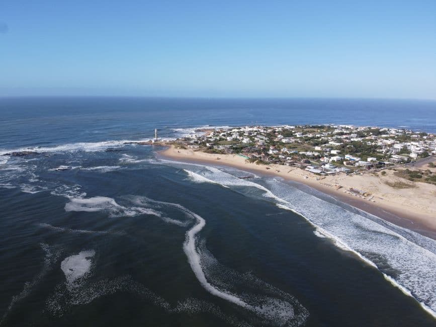 Vista aérea de playa con arena y mar, en el chat de San José de Mayo