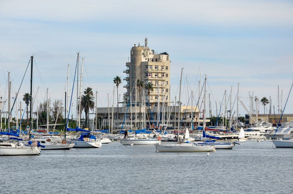 Vista del puerto de yates y edificio, en el chat de Ciudad del Plata