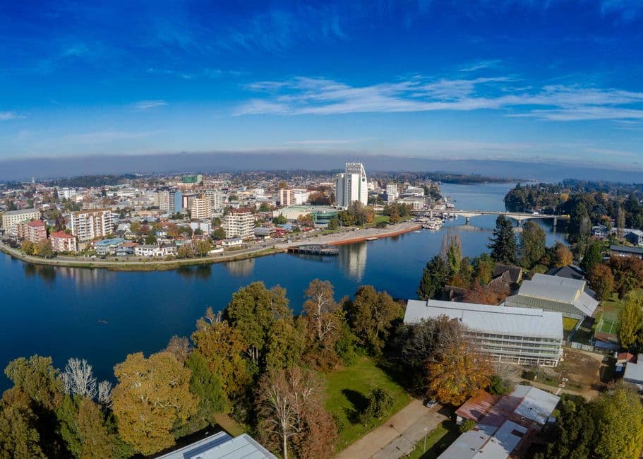 Vista aérea de Valdivia en un día claro, en la sala de chat de Talca