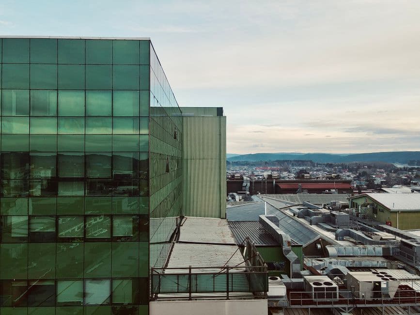 Edificio moderno de color verde en Osorno, Chile, visible en el chat de Talca