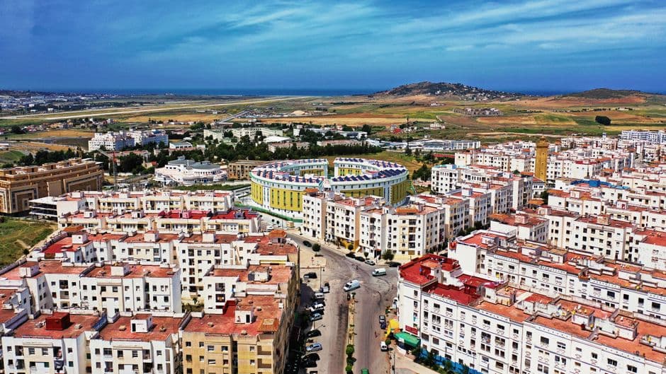 Edificios urbanos en una ciudad, en la sala de chat de Tánger