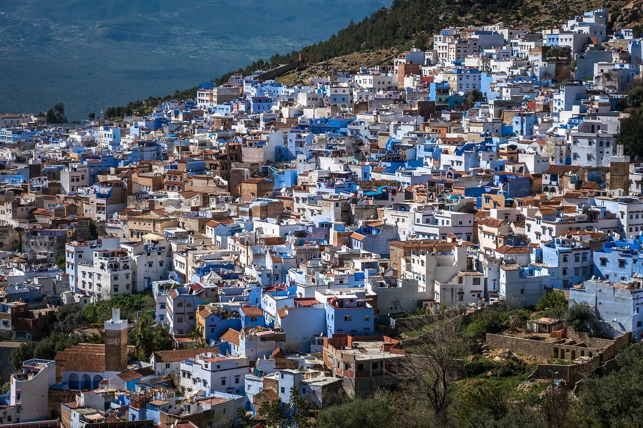 Calles y casas de una ciudad de fachadas azules, en el chat de Chauen
