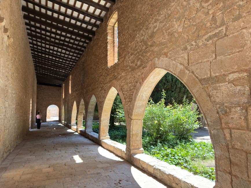 Arcos góticos y columnas rodean un patio ajardinado, en el chat de Sant Cugat del Vallès