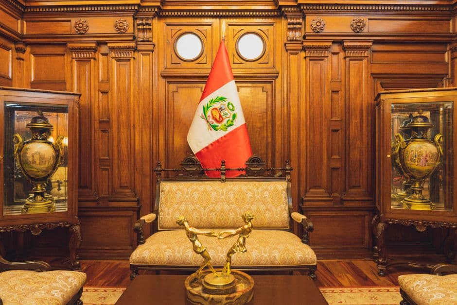 Bandera de Perú decorativa en la sala de chat de Lima