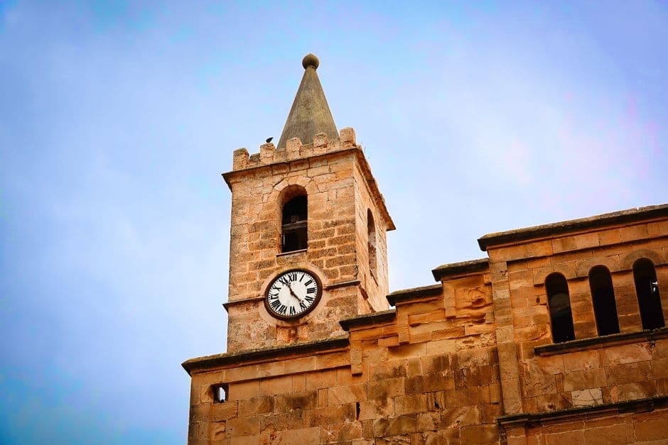 Torre del campanario bajo cielo azul, en el chat de Sant Boi de Llobregat