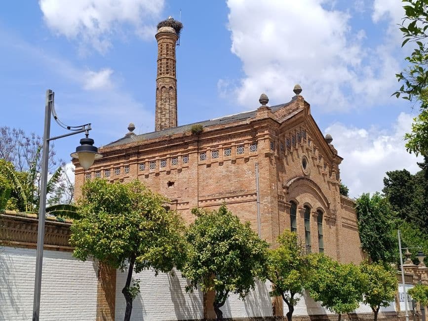 Edificio histórico de ladrillo rojo, en la sala de chat de Vilanova i la Geltrú