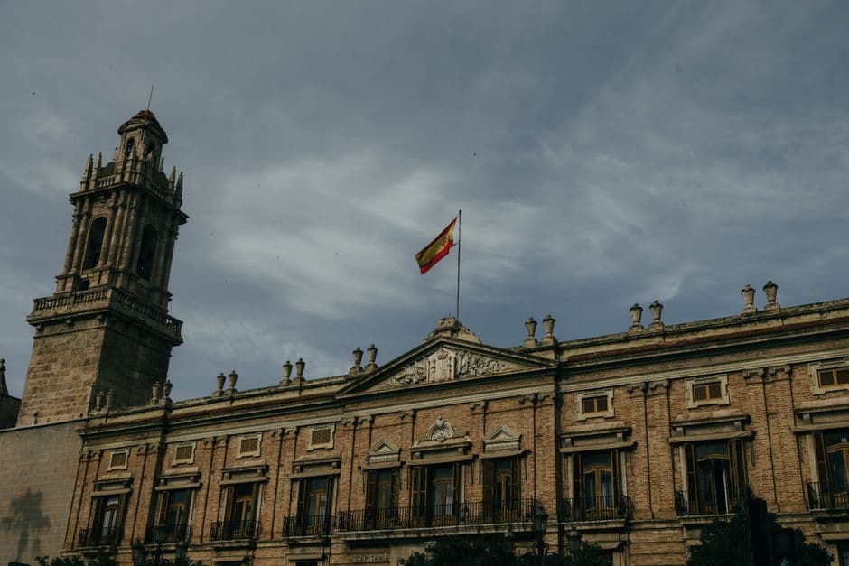 Edificio histórico con bandera española ondeando, en la sala de chat de Granollers