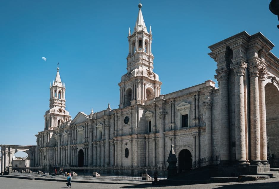 Catedral de Arequipa, edificio blanco con torres y cúpulas, en la sala de chat de Arequipa