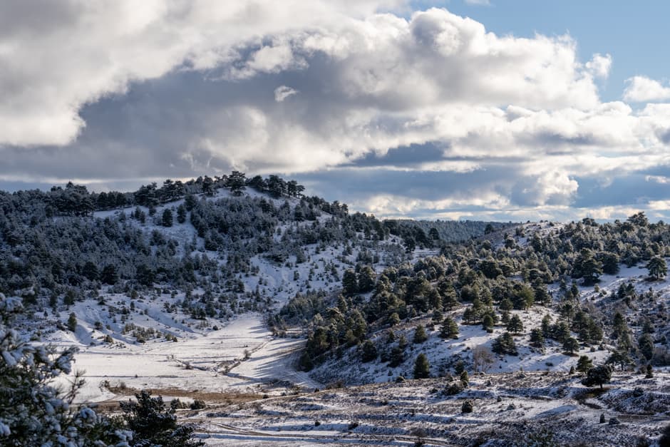 Colinas nevadas en invierno, en la sala de chat de Cerdanyola del Vallès